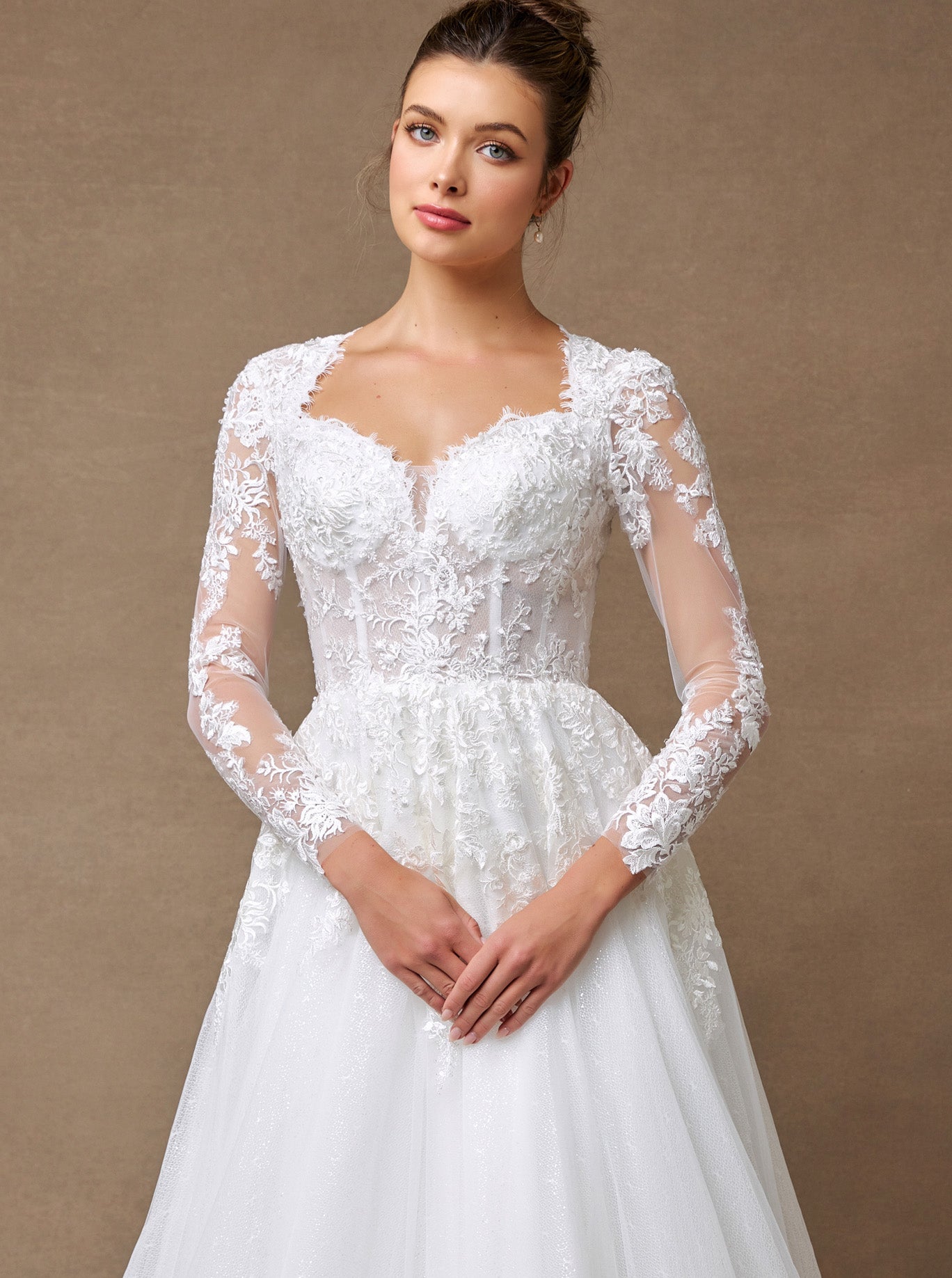 Vestido de Novia Manga Larga Escote de Corazón con encaje Brillo y Lentejuela Espalda con Cordones