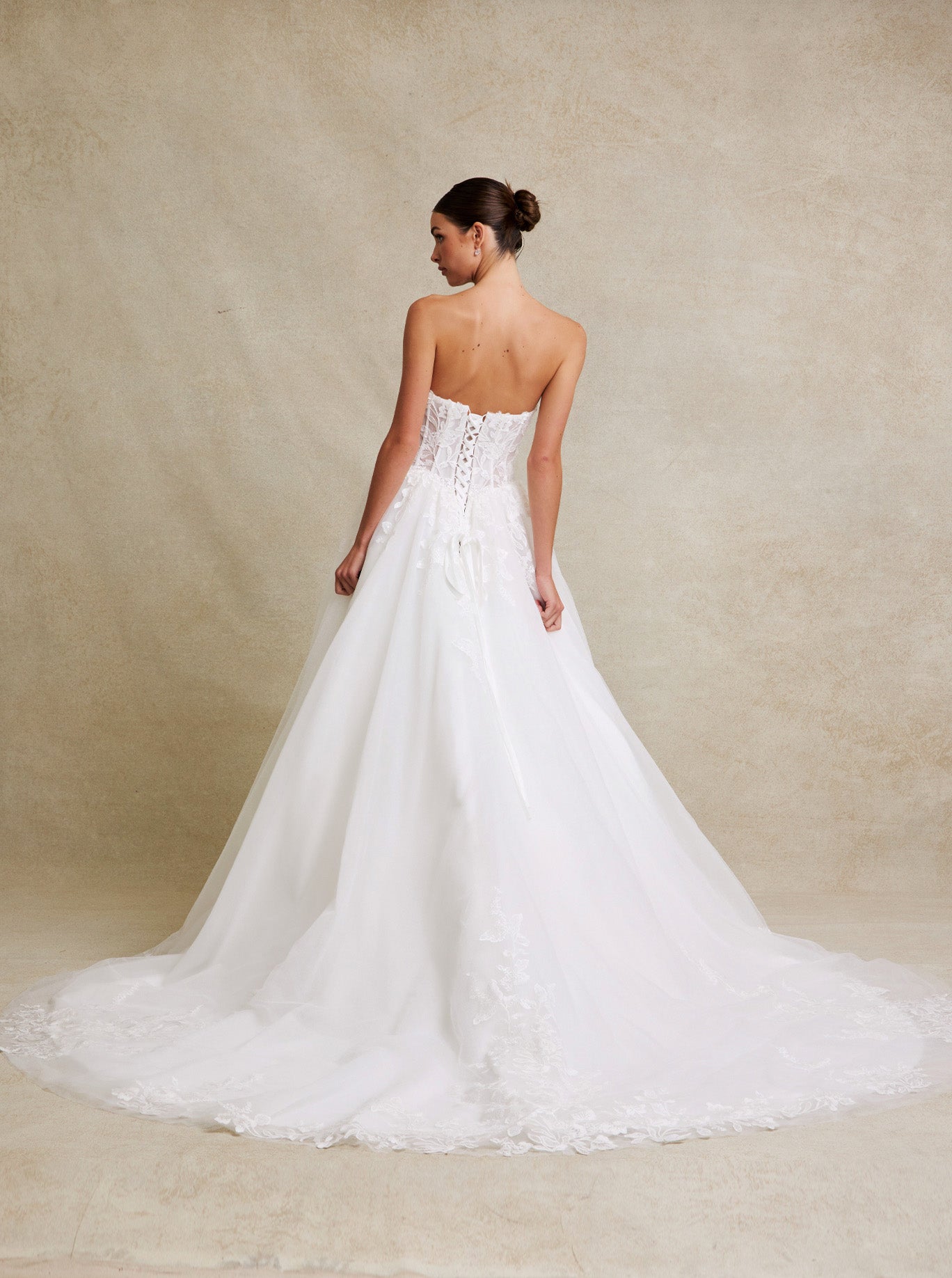 Vestido de Novia Corte en A con Escote de Corazón de Tul con Encaje Bordado, Color Off White