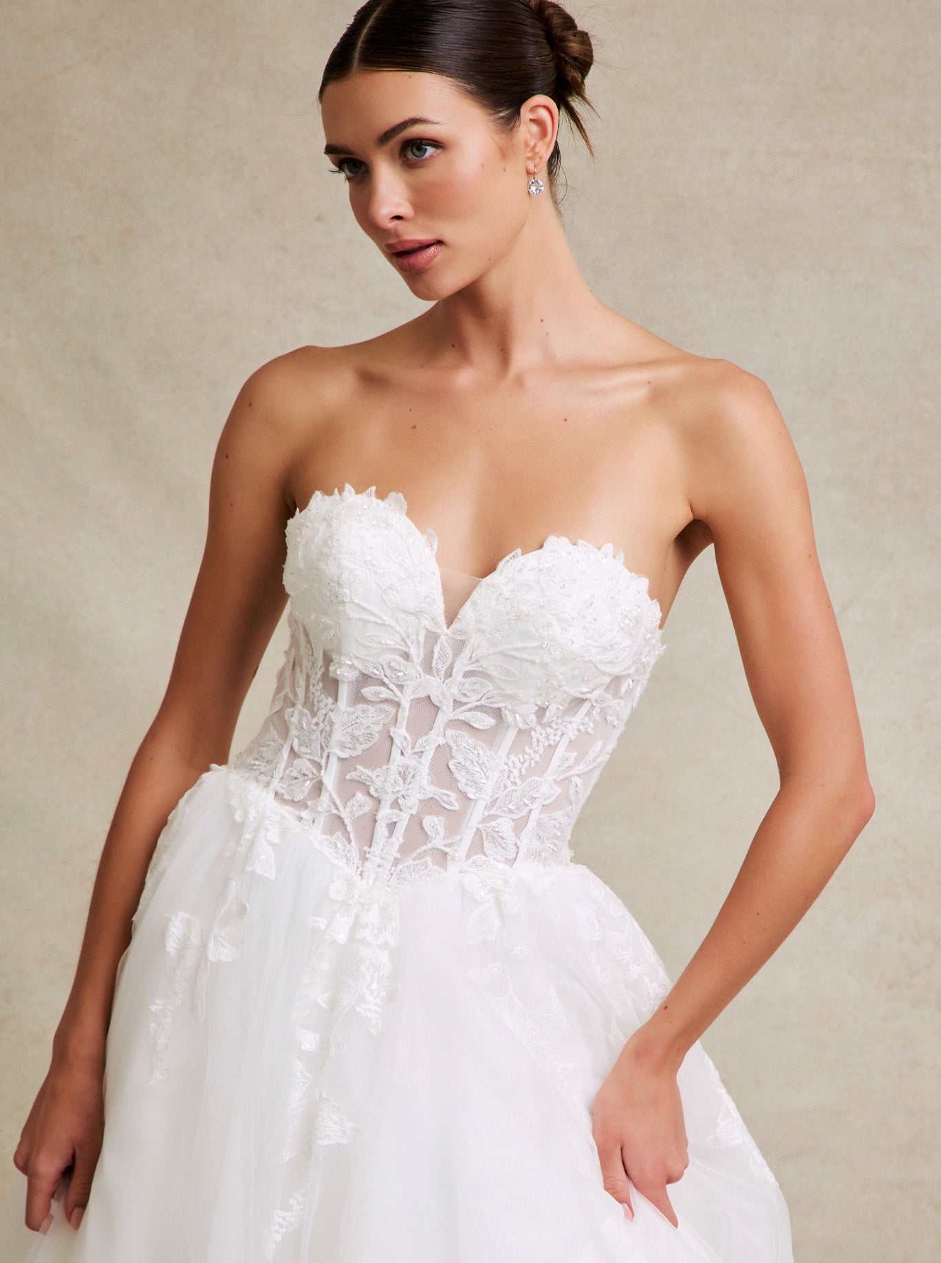 Vestido de Novia Corte en A con Escote de Corazón de Tul con Encaje Bordado, Color Off White