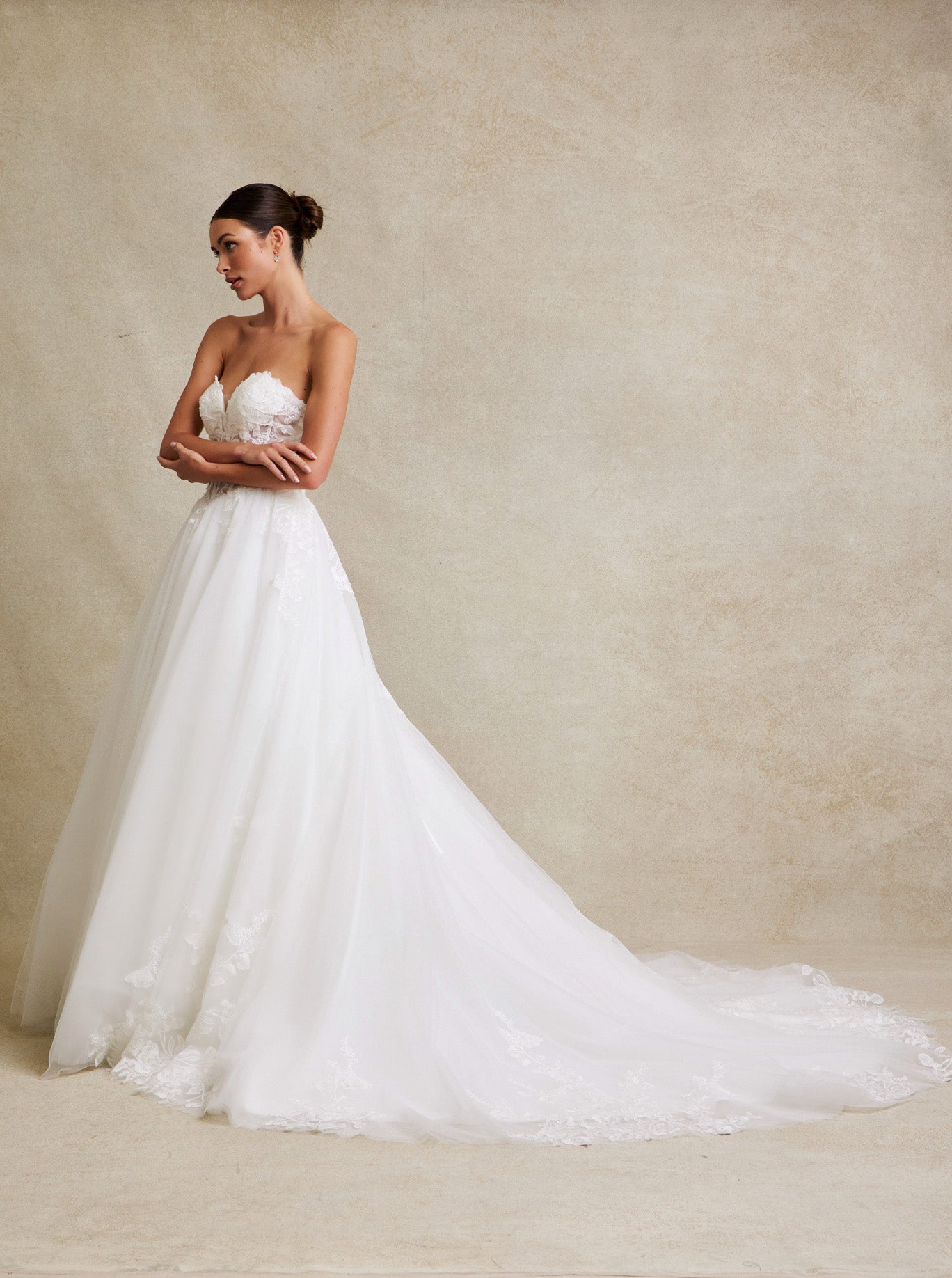 Vestido de Novia Corte en A con Escote de Corazón de Tul con Encaje Bordado, Color Off White
