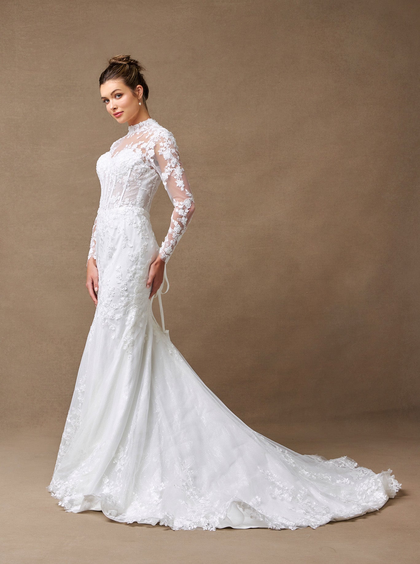 Vestido de Novia Corte Sirena de Manga Larga de Encaje Bordado, Color Off White