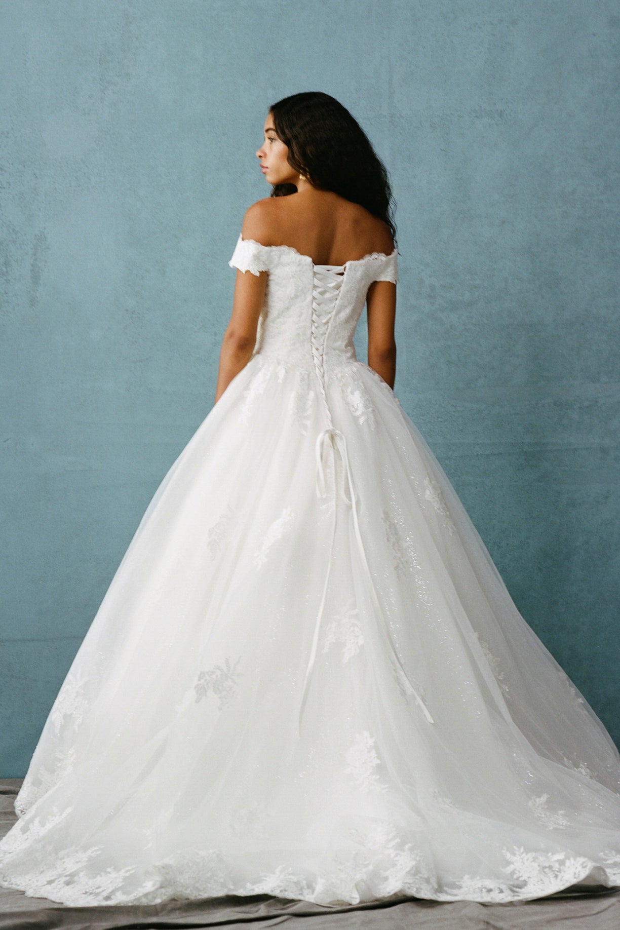 Vestido de Novia al Hombro de Tul con Brillos y Encaje, Color Off White