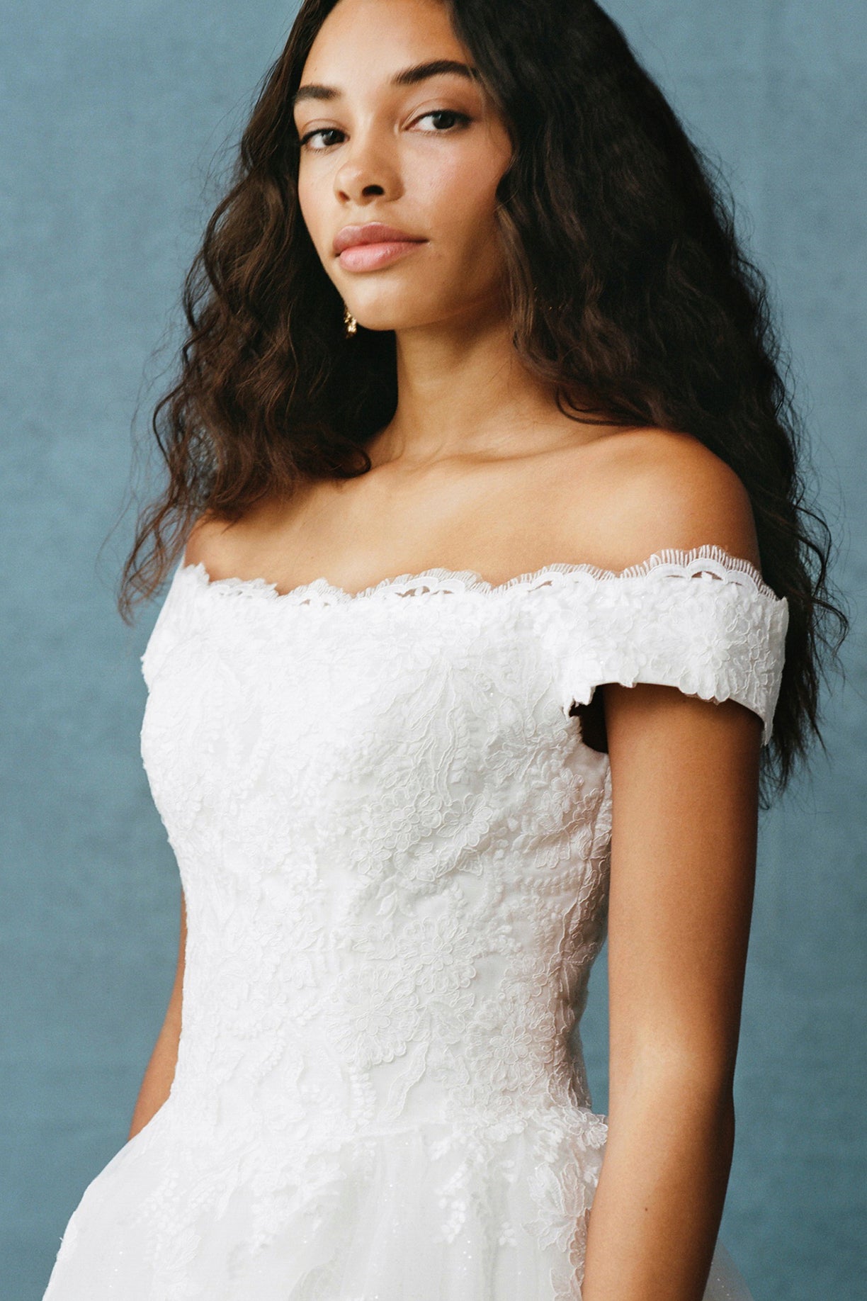 Vestido de Novia al Hombro de Tul con Brillos y Encaje, Color Off White