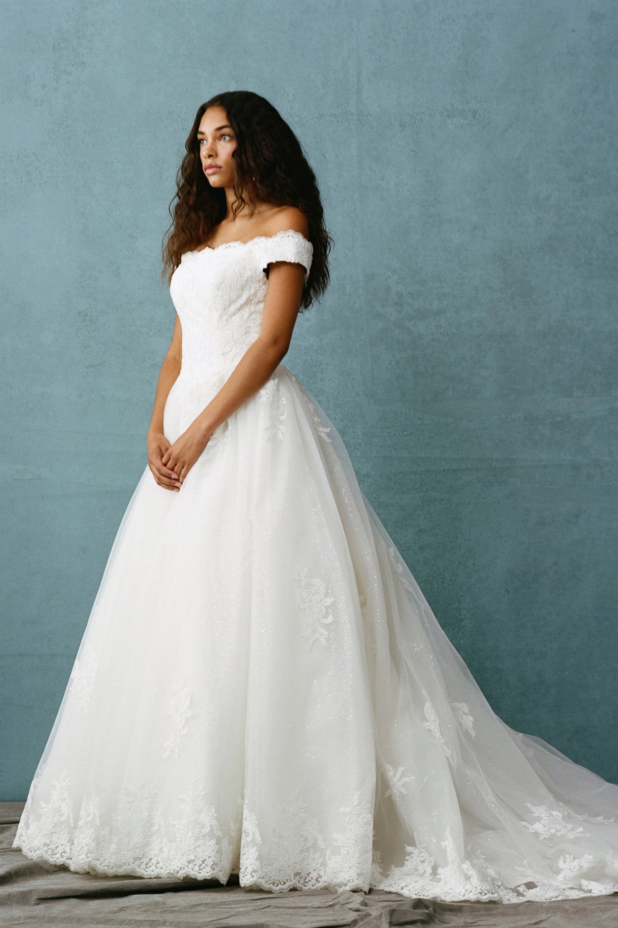 Vestido de Novia al Hombro de Tul con Brillos y Encaje, Color Off White