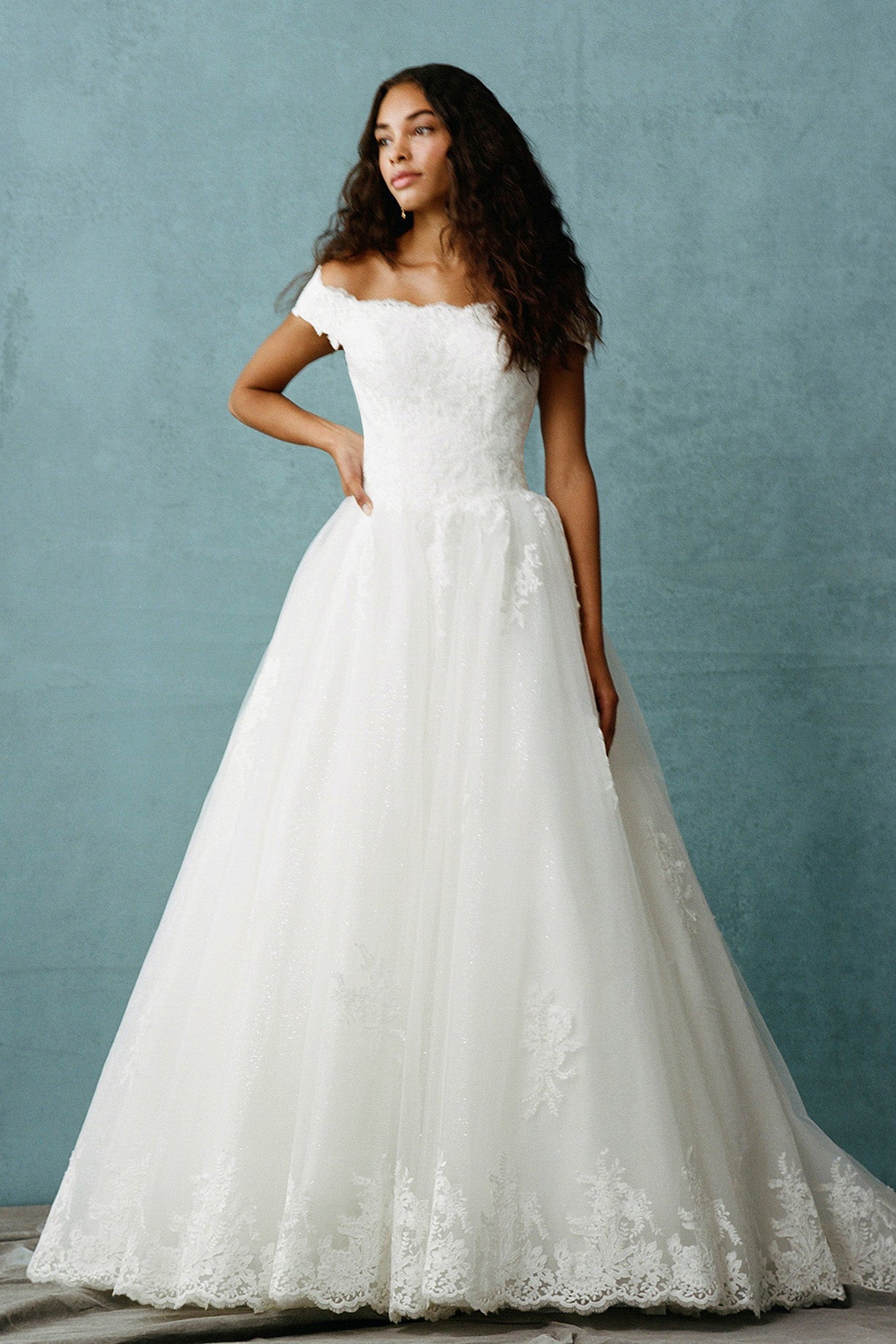 Vestido de Novia al Hombro de Tul con Brillos y Encaje, Color Off White