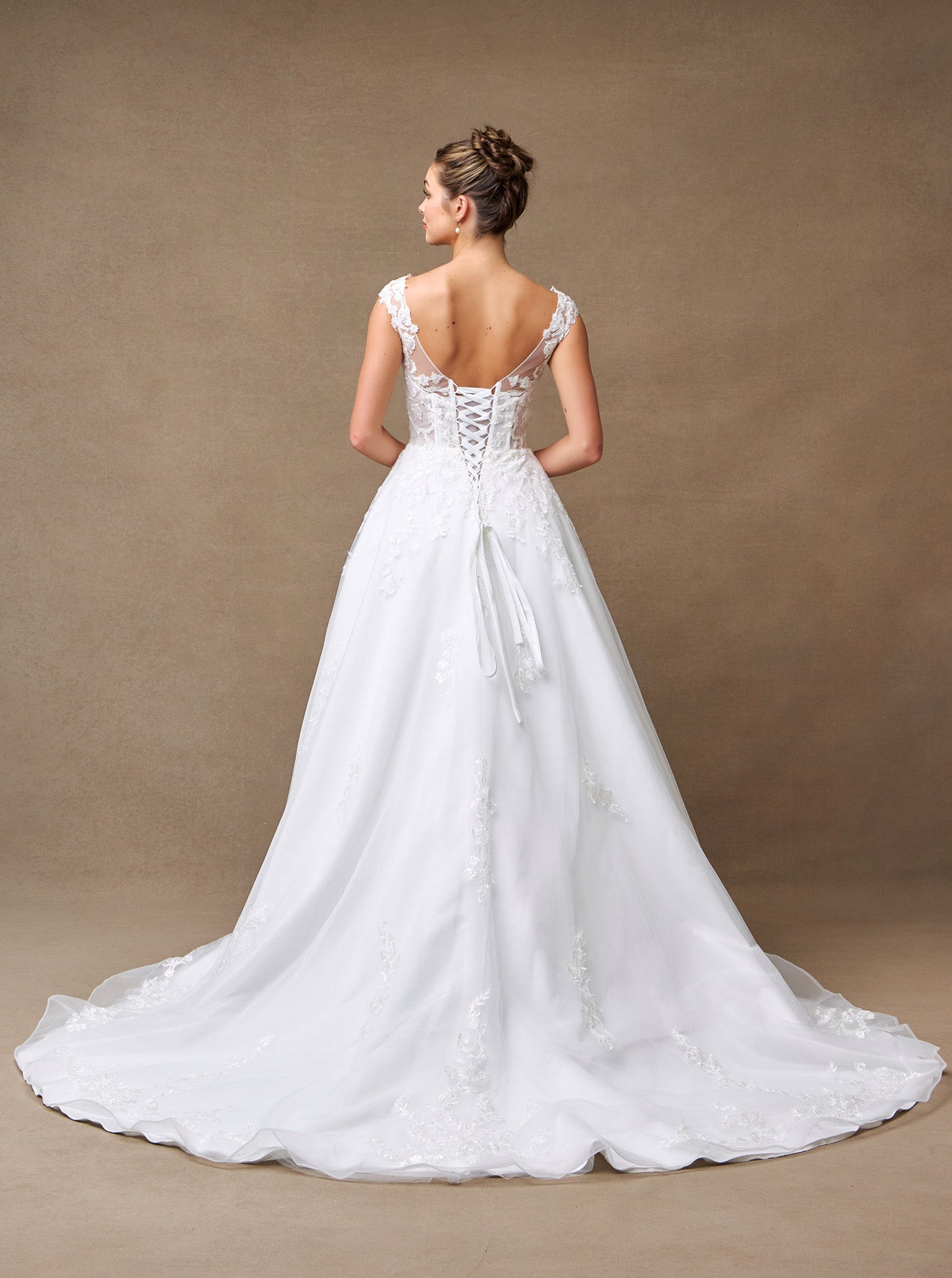 Vestido de Novia en Línea A con Tirantes de Encaje Color Off White.