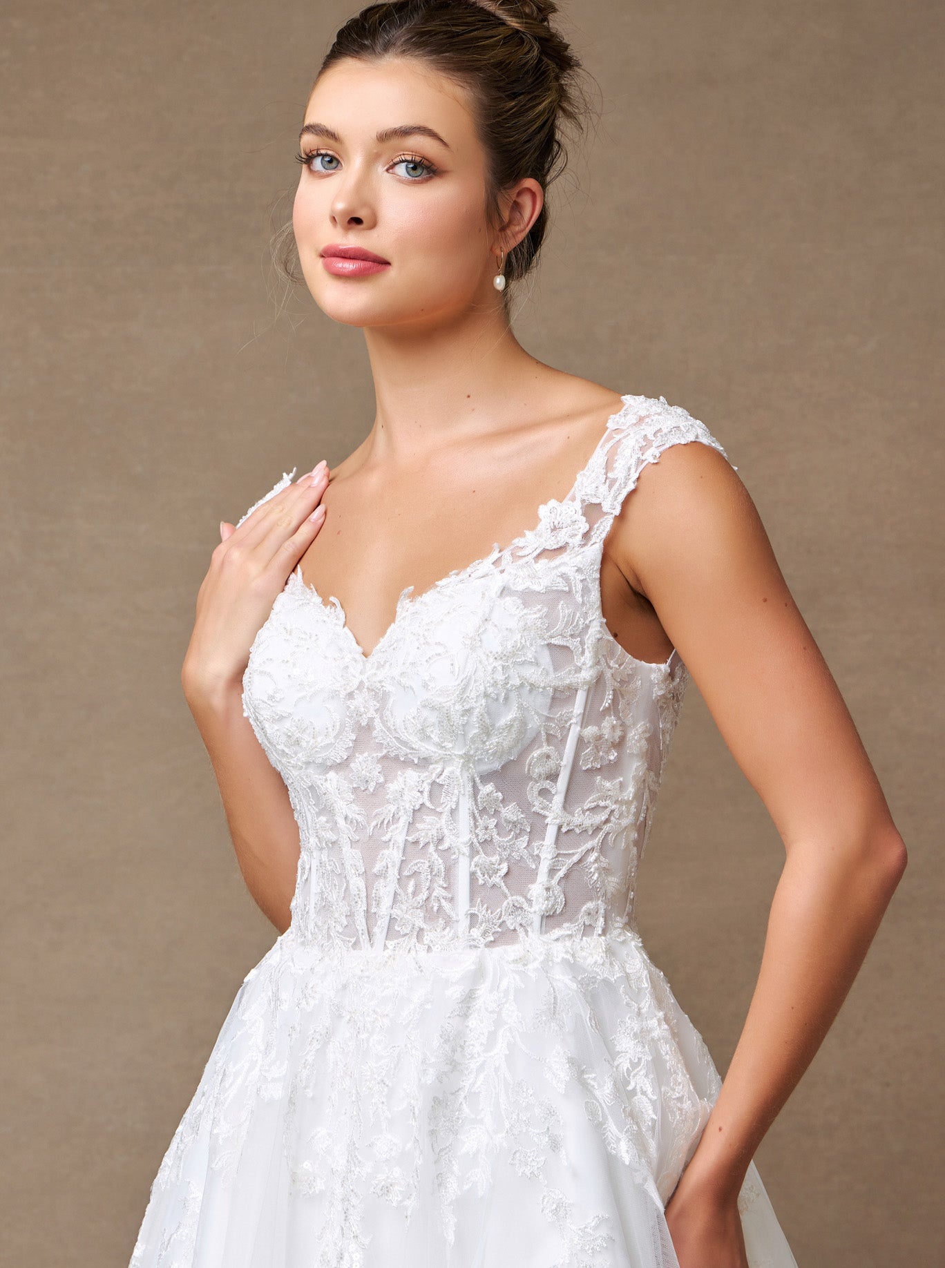 Vestido de Novia en Línea A con Tirantes de Encaje Color Off White.