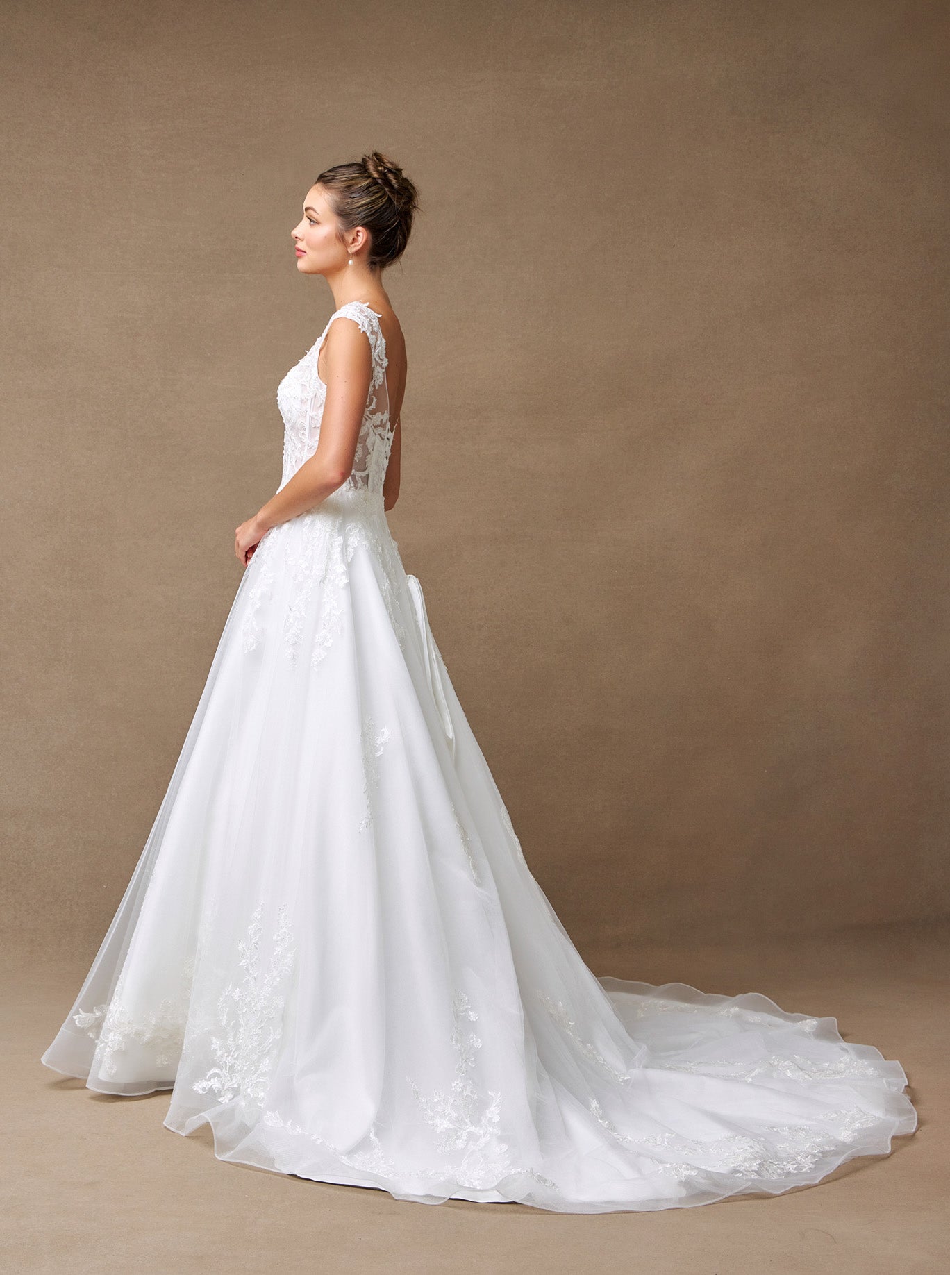 Vestido de Novia en Línea A con Tirantes de Encaje Color Off White.