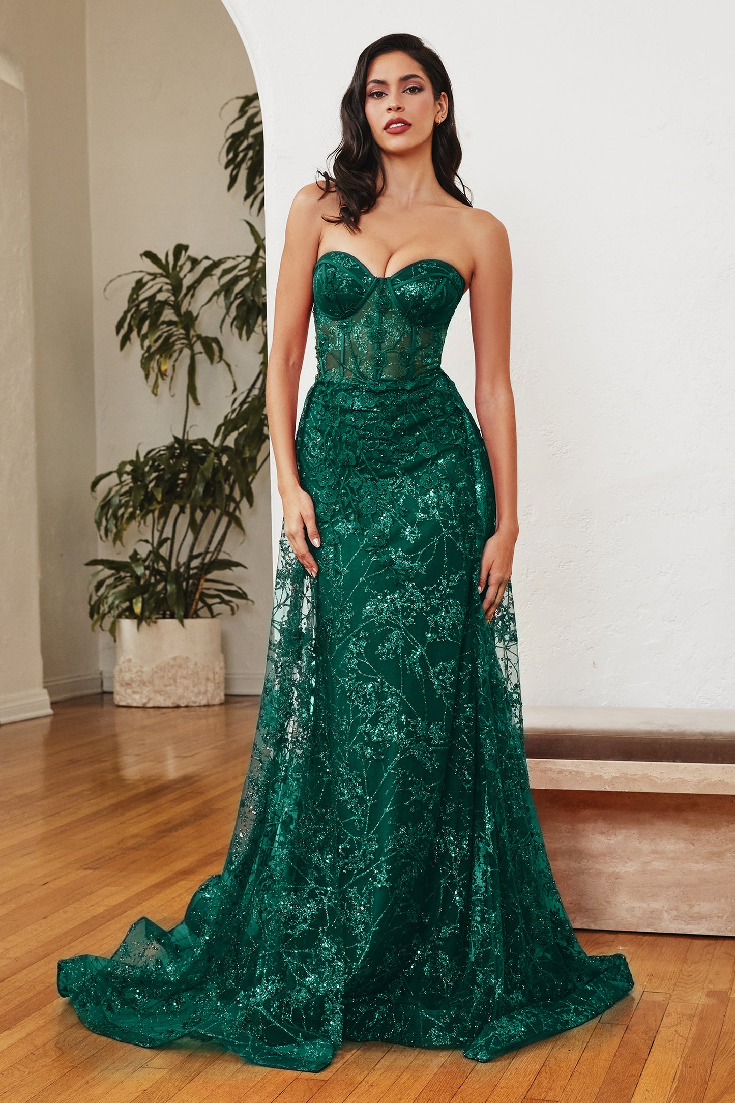 Vestido Ajustado de Encaje y Glitter con Escote en Corazón. Color Emerald