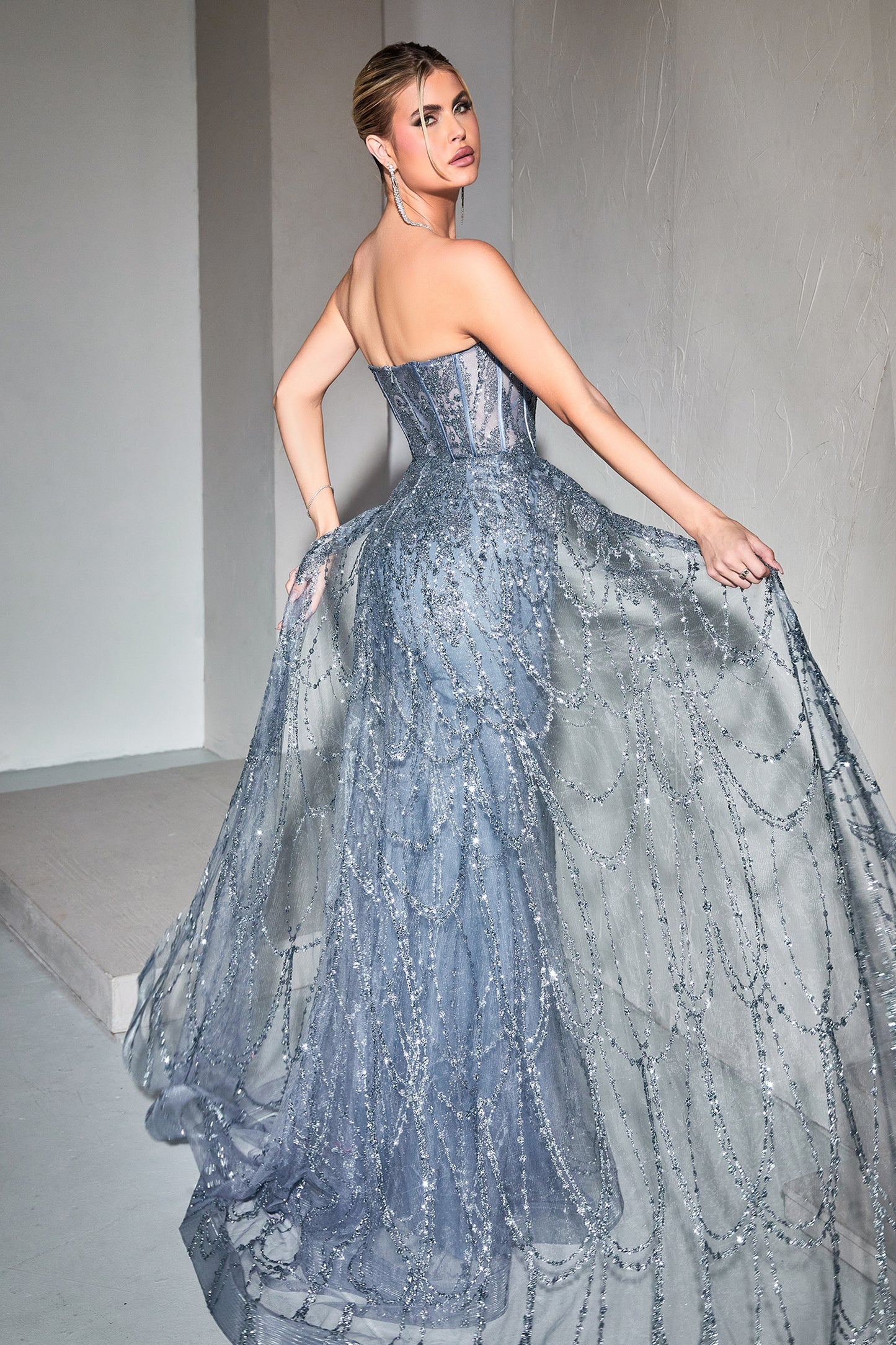Vestido con Encaje y Glitter sin Tirantes Escote Corazón Color Smoky Blue.