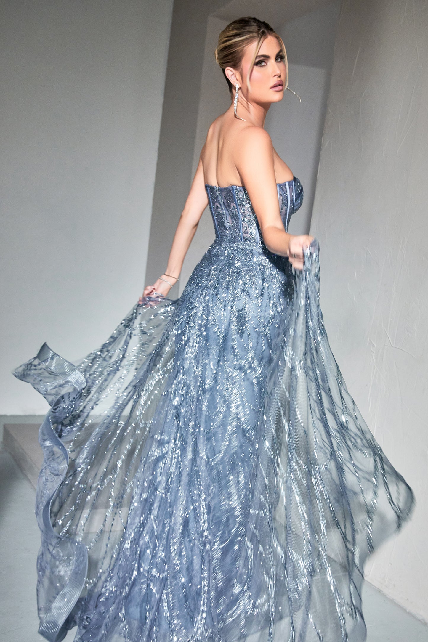 Vestido con Encaje y Glitter sin Tirantes Escote Corazón Color Smoky Blue.