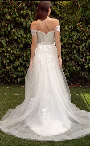 Vestido de Novia de Encaje y Tul con Hombros Desconectados.