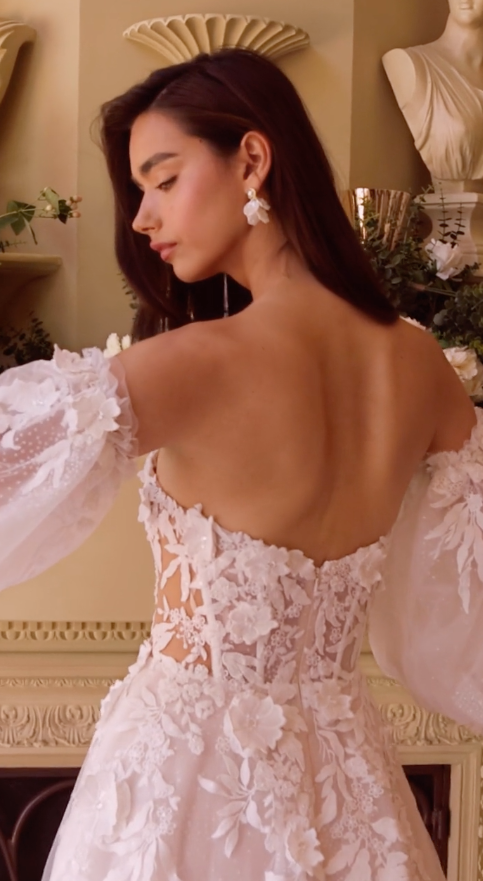 Vestido de Novia con Aplicaciones de Encaje.