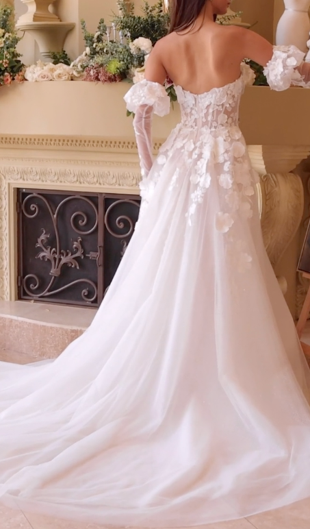 Vestido de Novia Sin Tirantes Adornado con Aplicaciones Florales Color White-Nude.