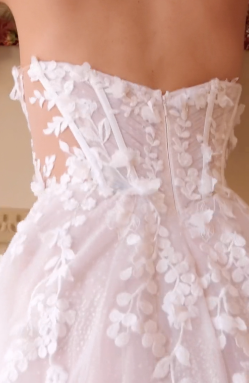 Vestido de Novia Sin Tirantes con Aplicaciones Florales.