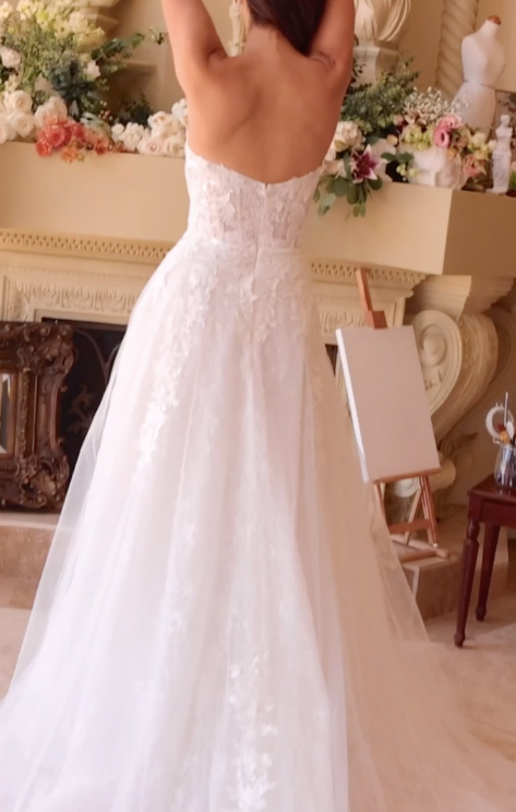 Vestido de Novia Sin Tirantes con Corazón Profundo.