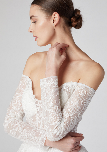 Vestido de Manga Larga, Hombros fuera y cuello en Forma de corazón.