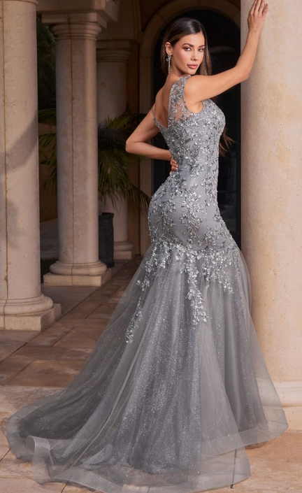 Vestido Corte Sirena MOB Decorado.