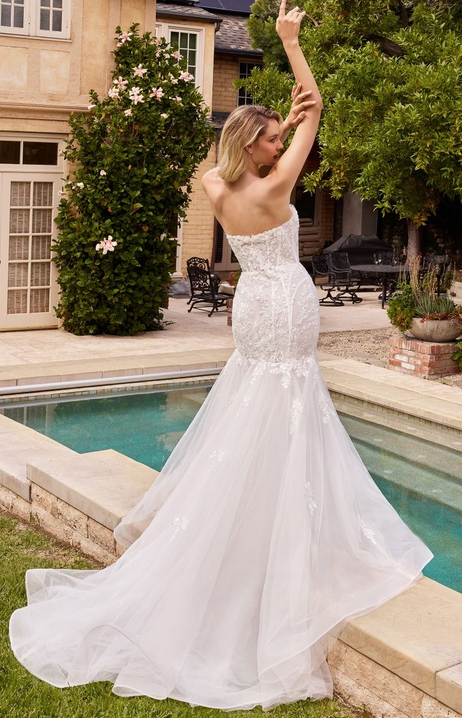 Vestido de Novia Corte Sirena sin Tirantes y Mangas Desmontables.