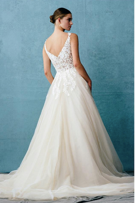 Vestido de novia en corte A con tirantes de encaje