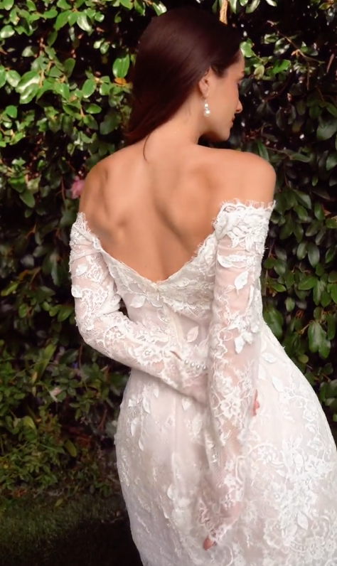 Vestido de Novia Corto con Encaje con Hombros Descubiertos.