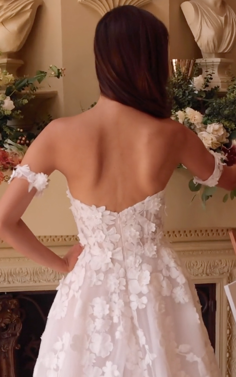 Vestido de Novia de Encaje Floral Sin Tirantes.