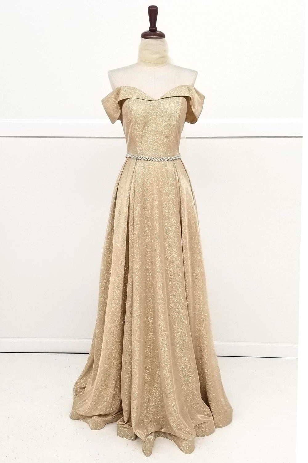 Vestido en línea A con hombros descubiertos y brillantes. Incluye un cinturón con pedrería.(Varios Colores)