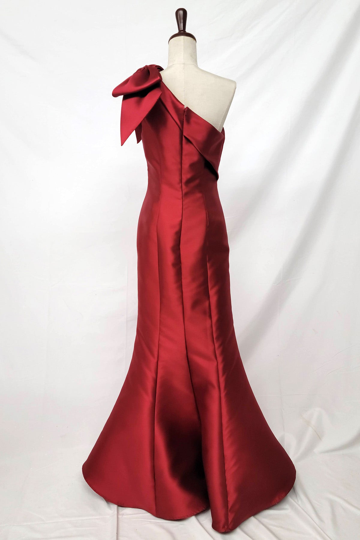 Vestido Corte de sirena con un solo hombro. (Varios Colores)