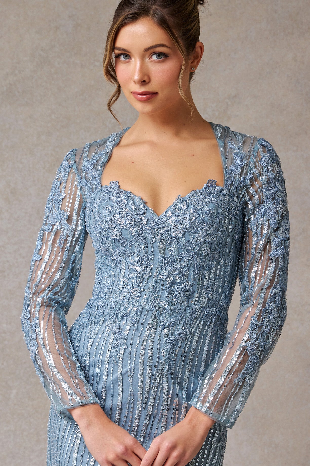 Vestido en Línea Recta Con Lentejuelas Y Manga larga Color Ice Blue.