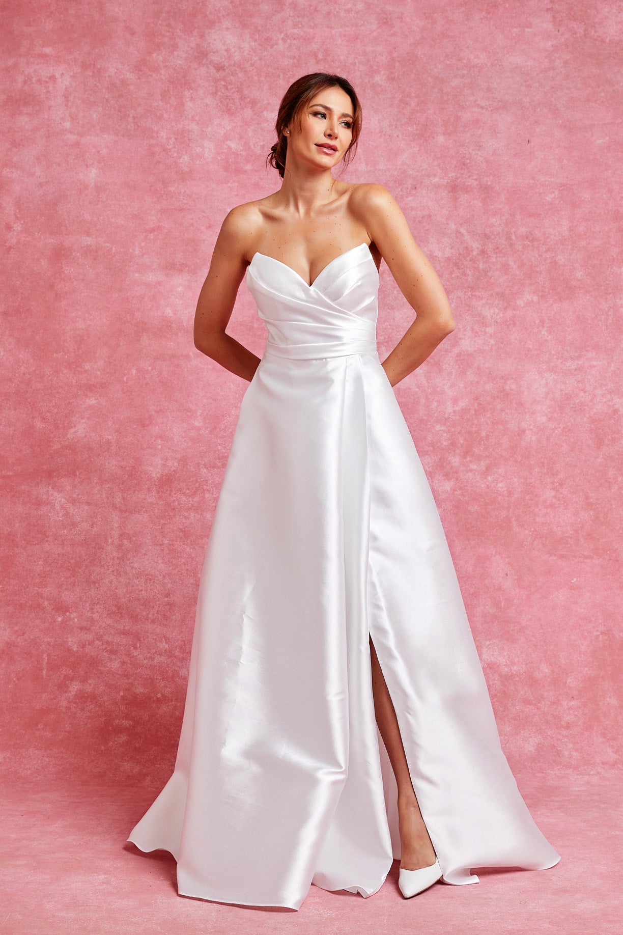 Vestido de Novia Línea en A con Mangas Abullonadas Desmontables y Abertura enla Pierna Color Offe White.