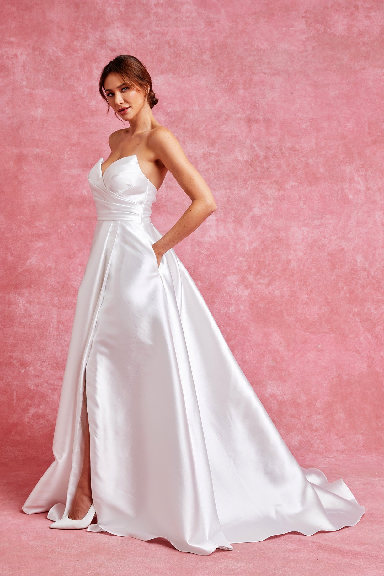 Vestido de Novia Línea en A con Mangas Abullonadas Desmontables y Abertura enla Pierna Color Offe White.