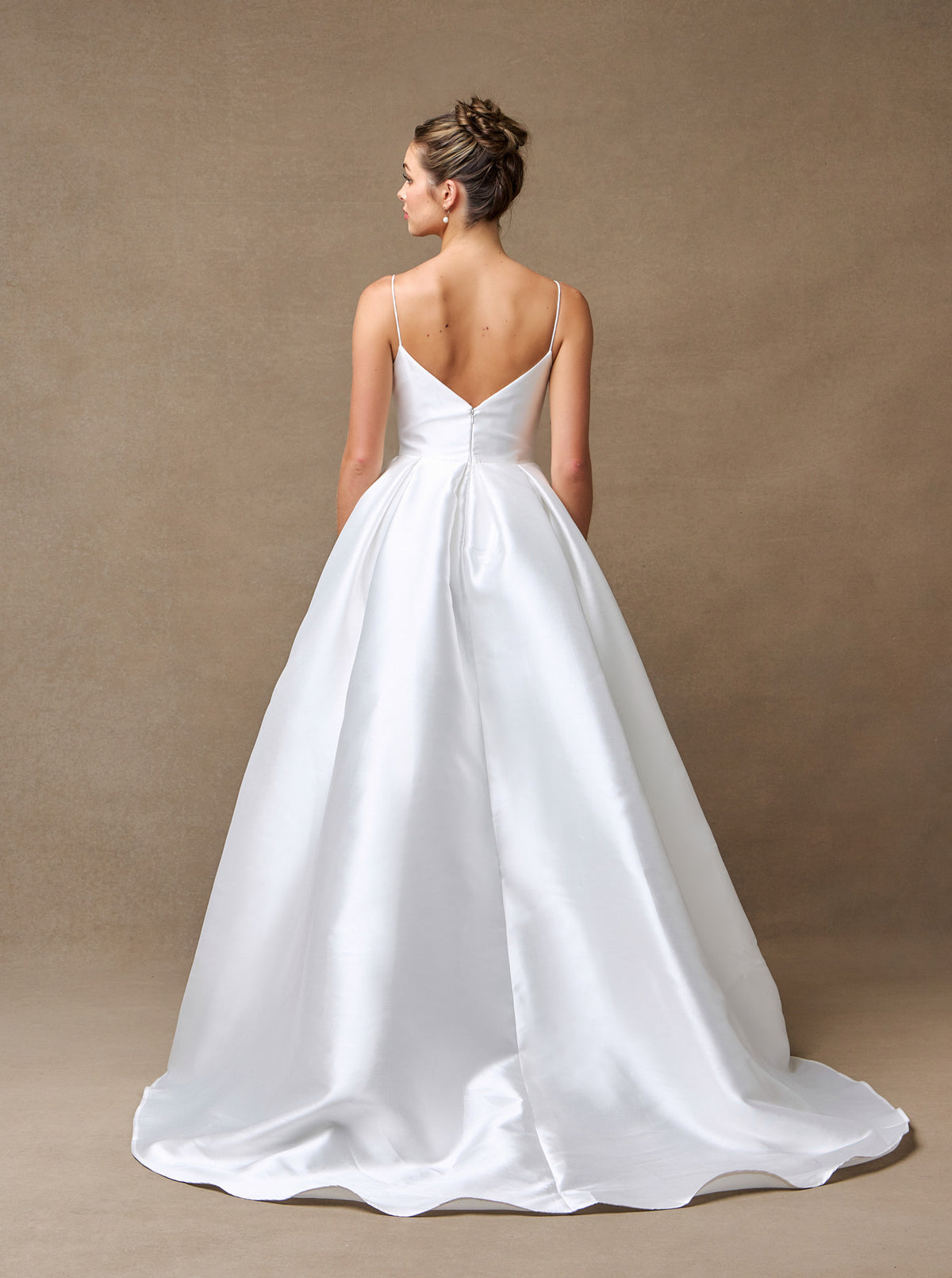 Vestido de Novia, Corte en A, Con Tirantes Cuello Redondo, Bolsillos Laterales y Moño Trasero Desmontable, Color Off White