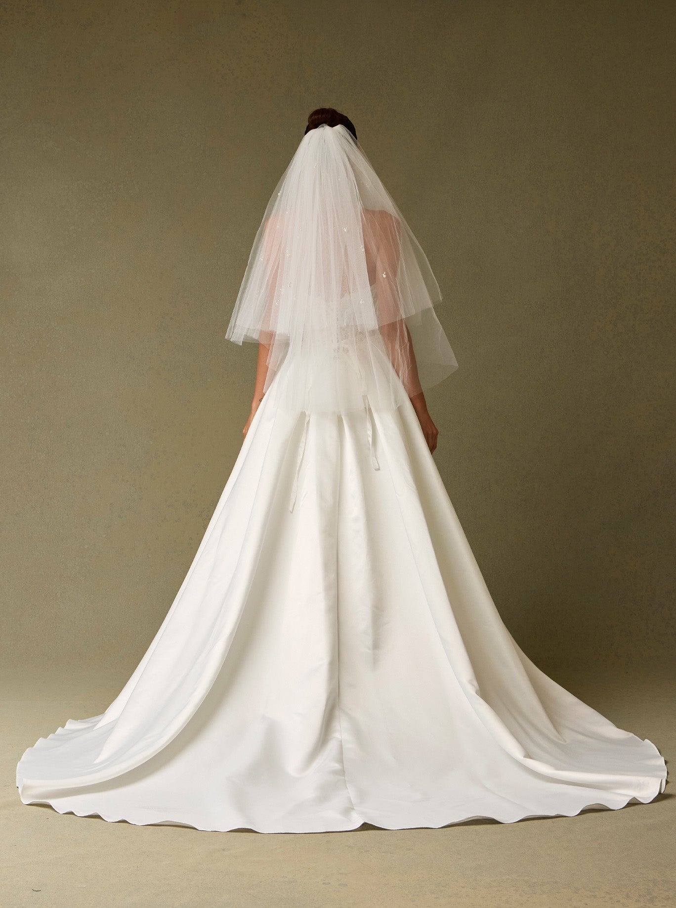 Velo Corto a Dos Capas, con Perlas y Cunetas, Color Off White
