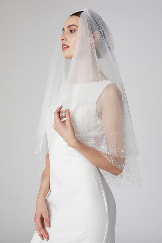 Velo de Novia Corto en Capas con Aplicaciones de Cuentas y Lentejuelas, Color Off White