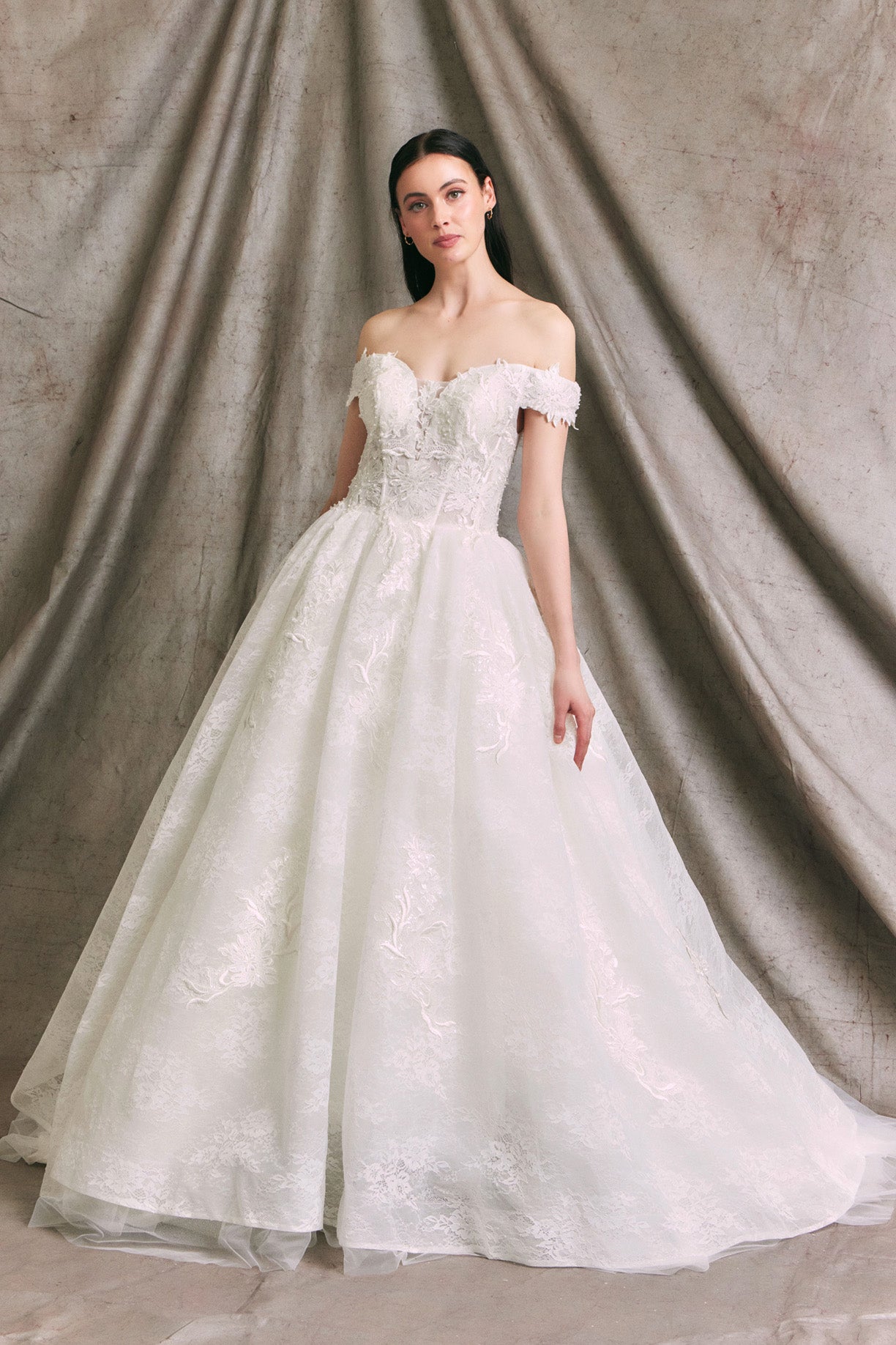 Vestido de Novia Hombros Fuera, Codones en la Espalda y Escote de Corazón.