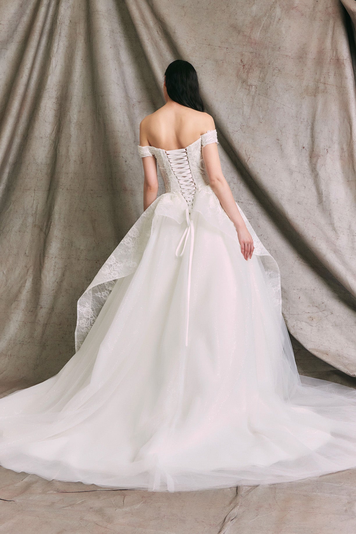 Vestido de Novia Hombros Fuera, Codones en la Espalda y Escote de Corazón.