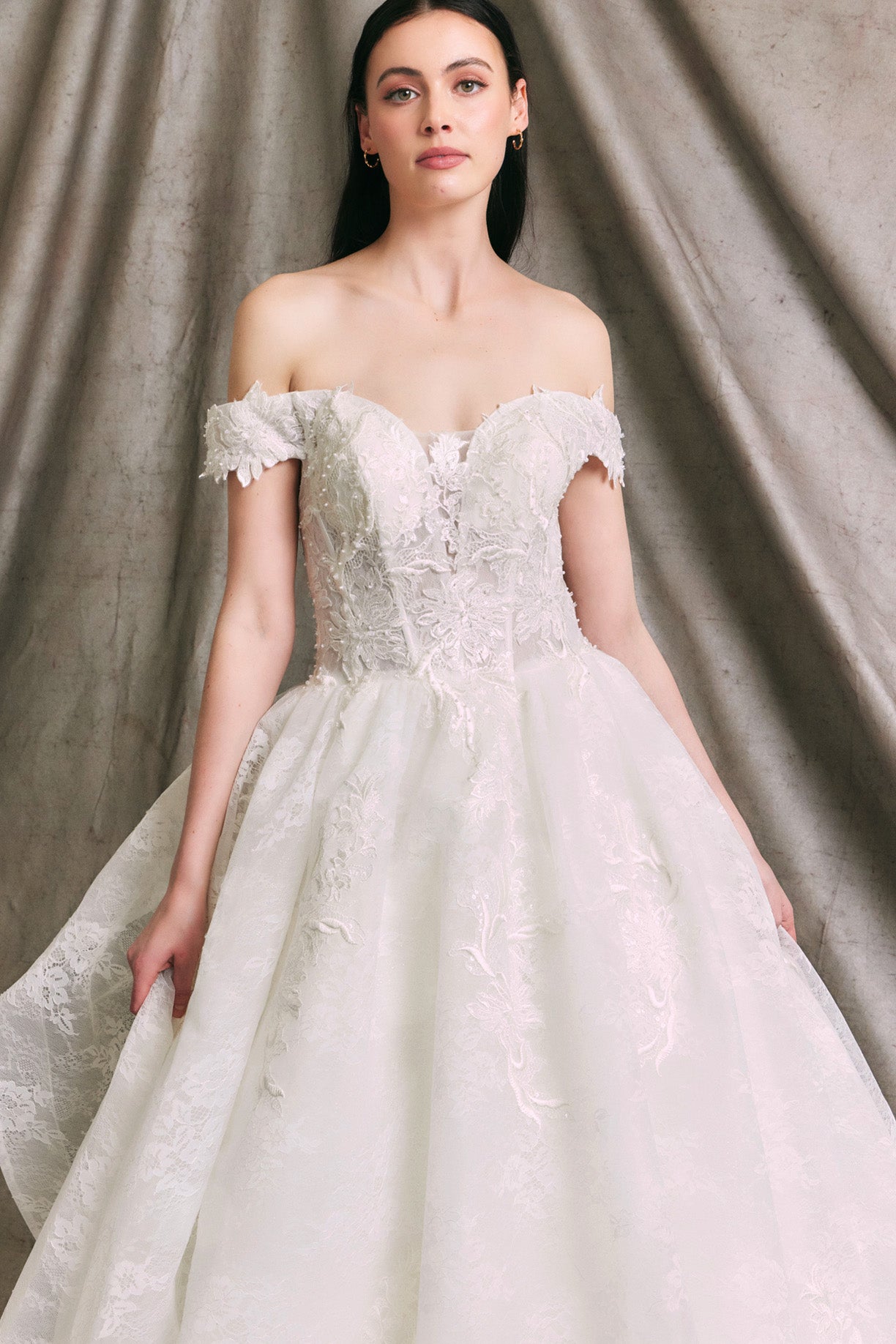 Vestido de Novia Hombros Fuera, Codones en la Espalda y Escote de Corazón.