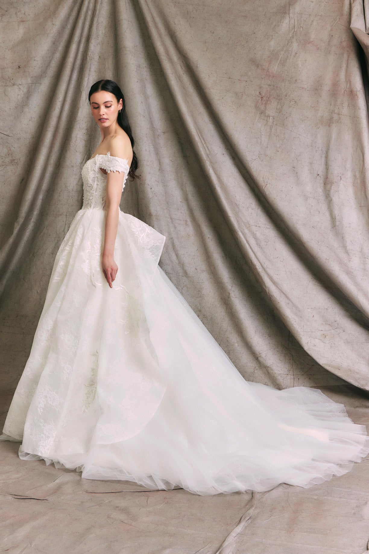 Vestido de Novia Hombros Fuera, Codones en la Espalda y Escote de Corazón.