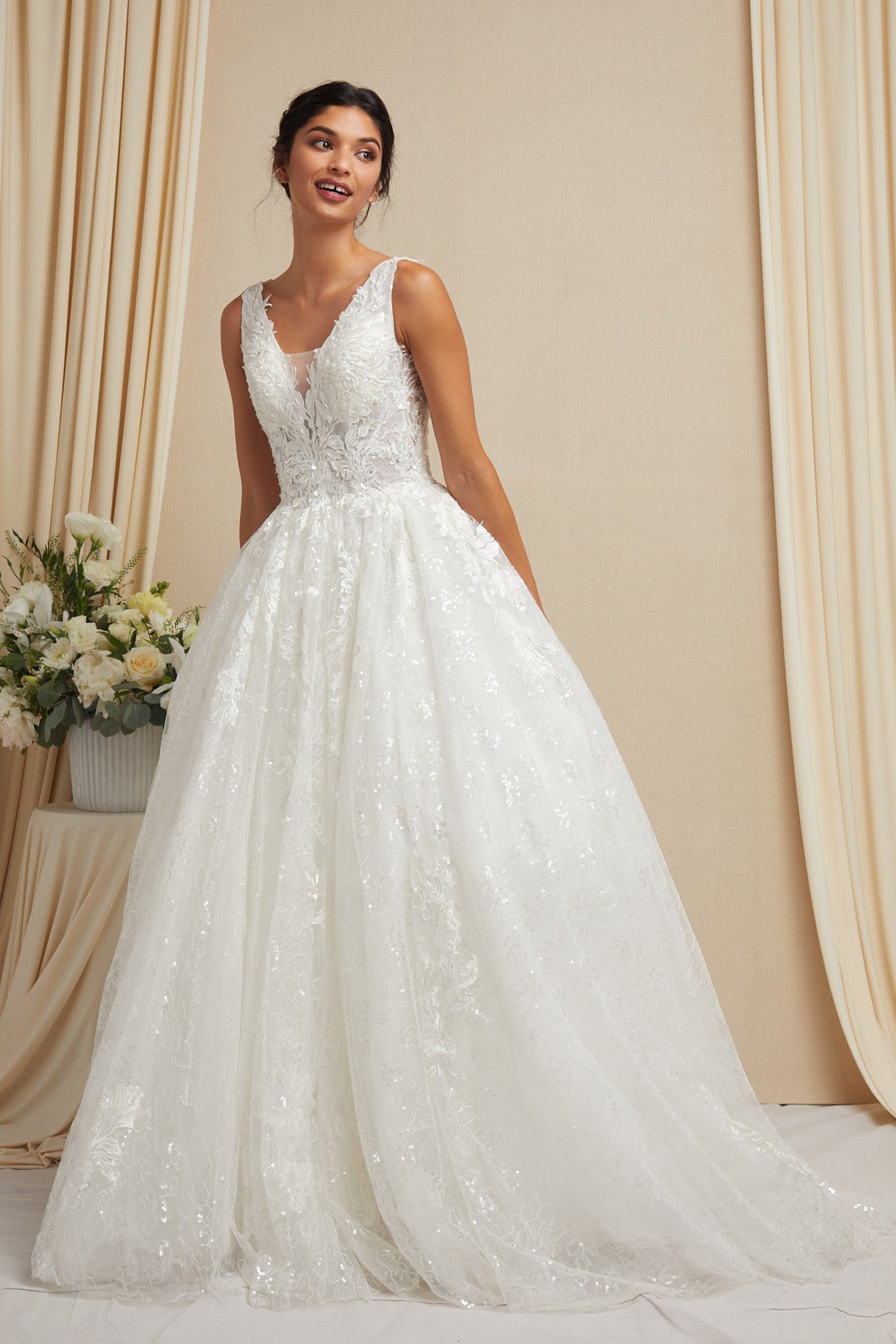 Vestido de Novia cuello redondo, sin mangas.