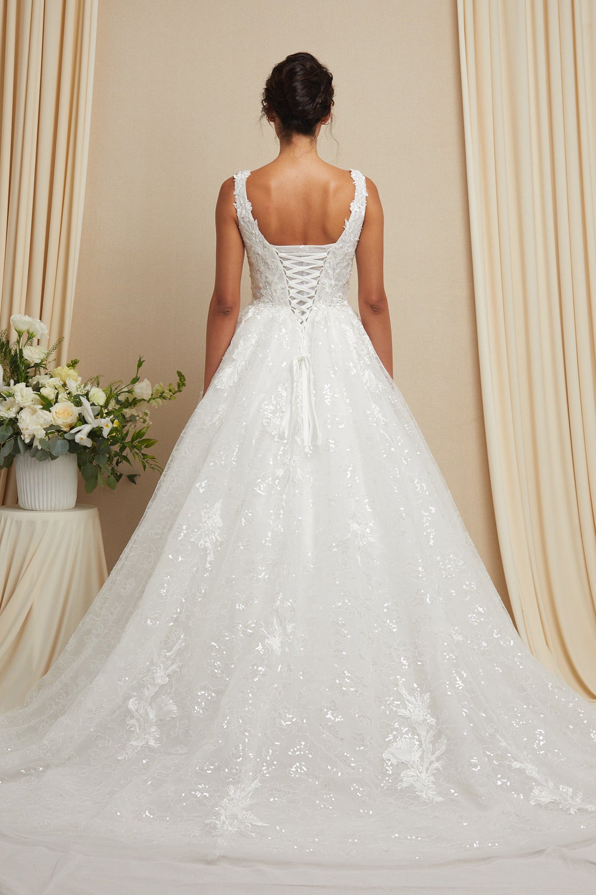 Vestido de Novia cuello redondo, sin mangas.