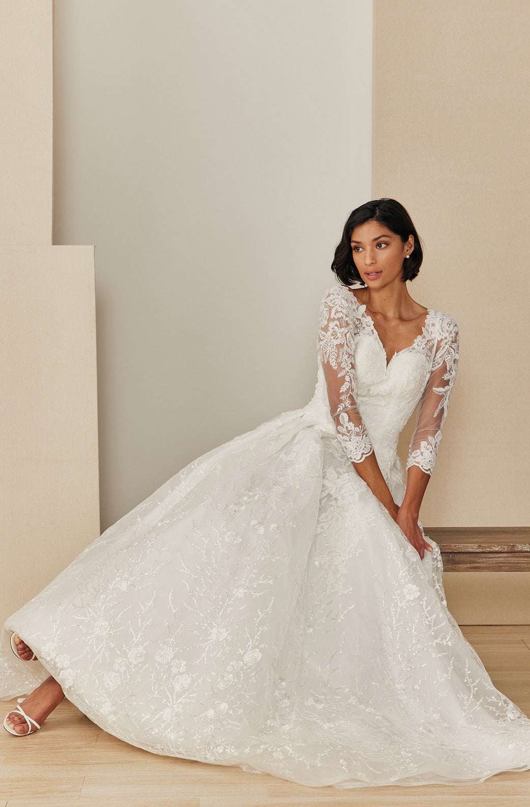 Vestido de Novia con Mangas 3/4, Escote Corazón con Espalda con Cordones.