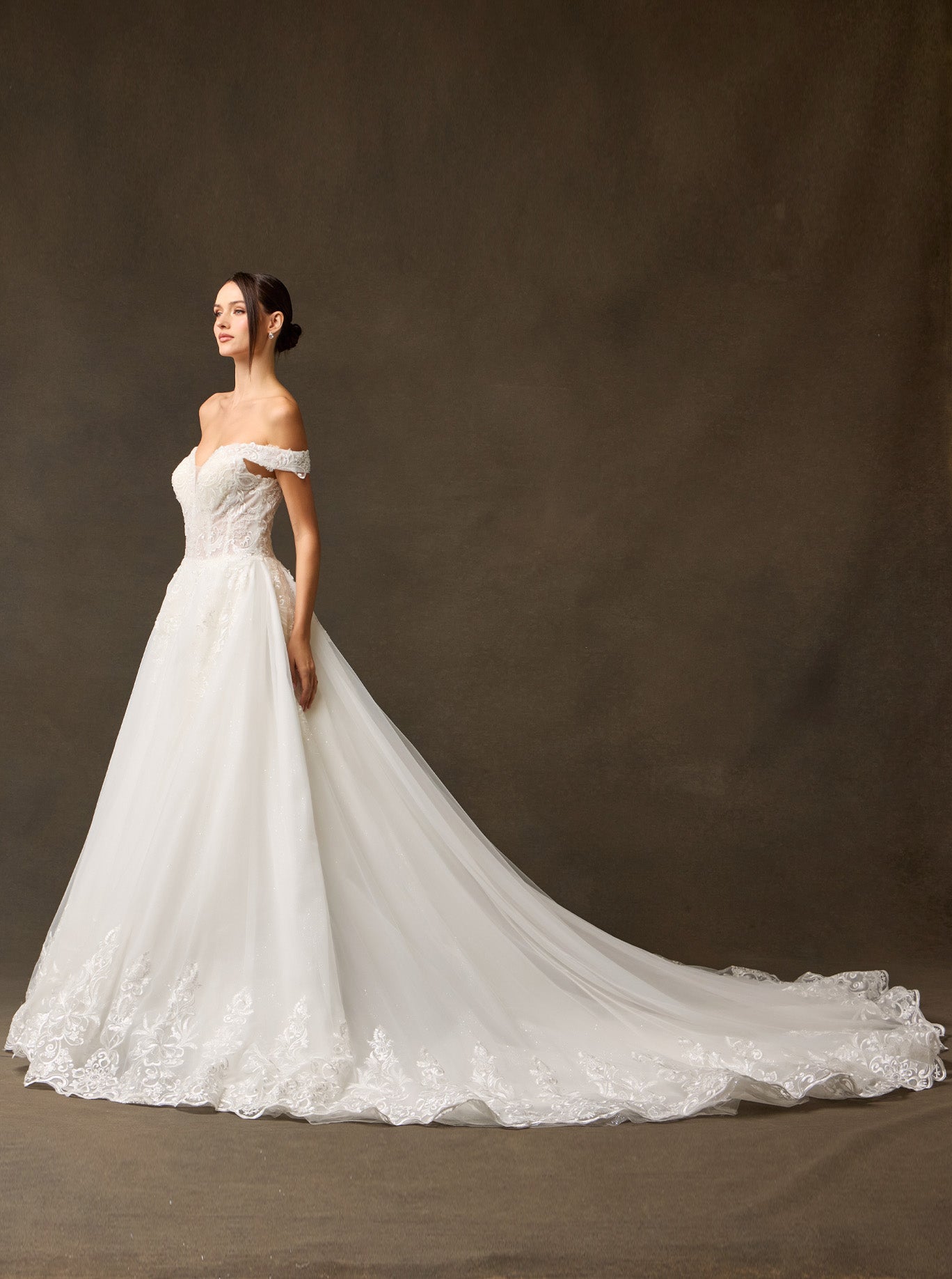 Vestido de Novia Linea A hombros descubiertos, escote corazón, cierre de cordones en la espalda y cola.