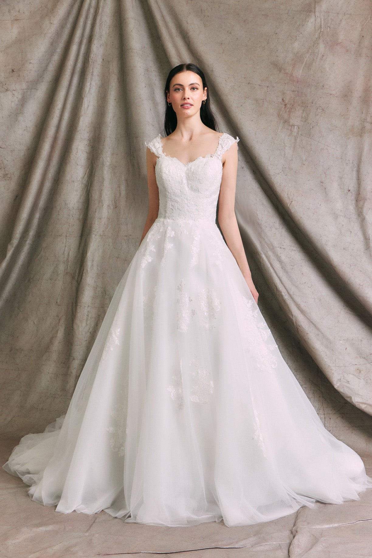 Vestido de Novia, Hombros Fuera y Escote en Corazón.