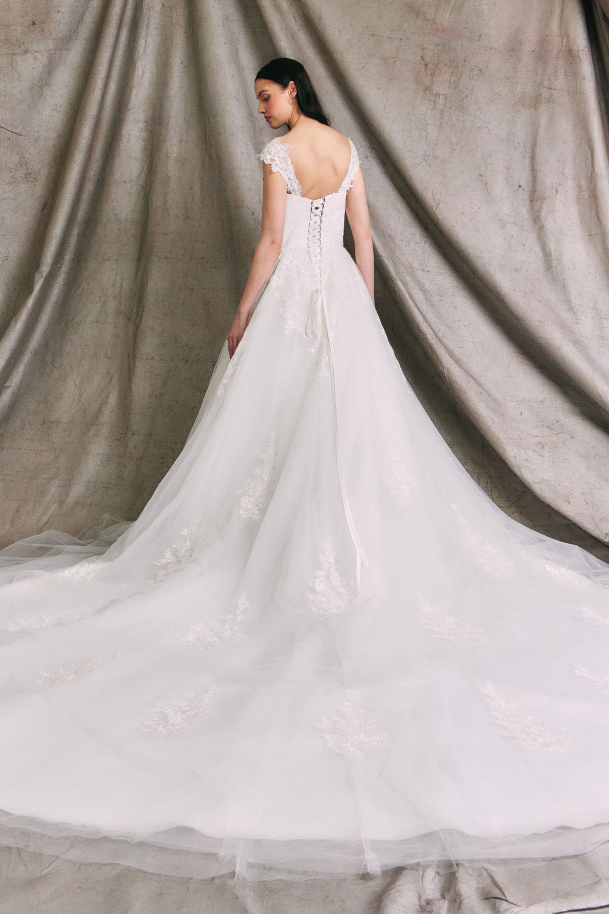 Vestido de Novia, Hombros Fuera y Escote en Corazón.