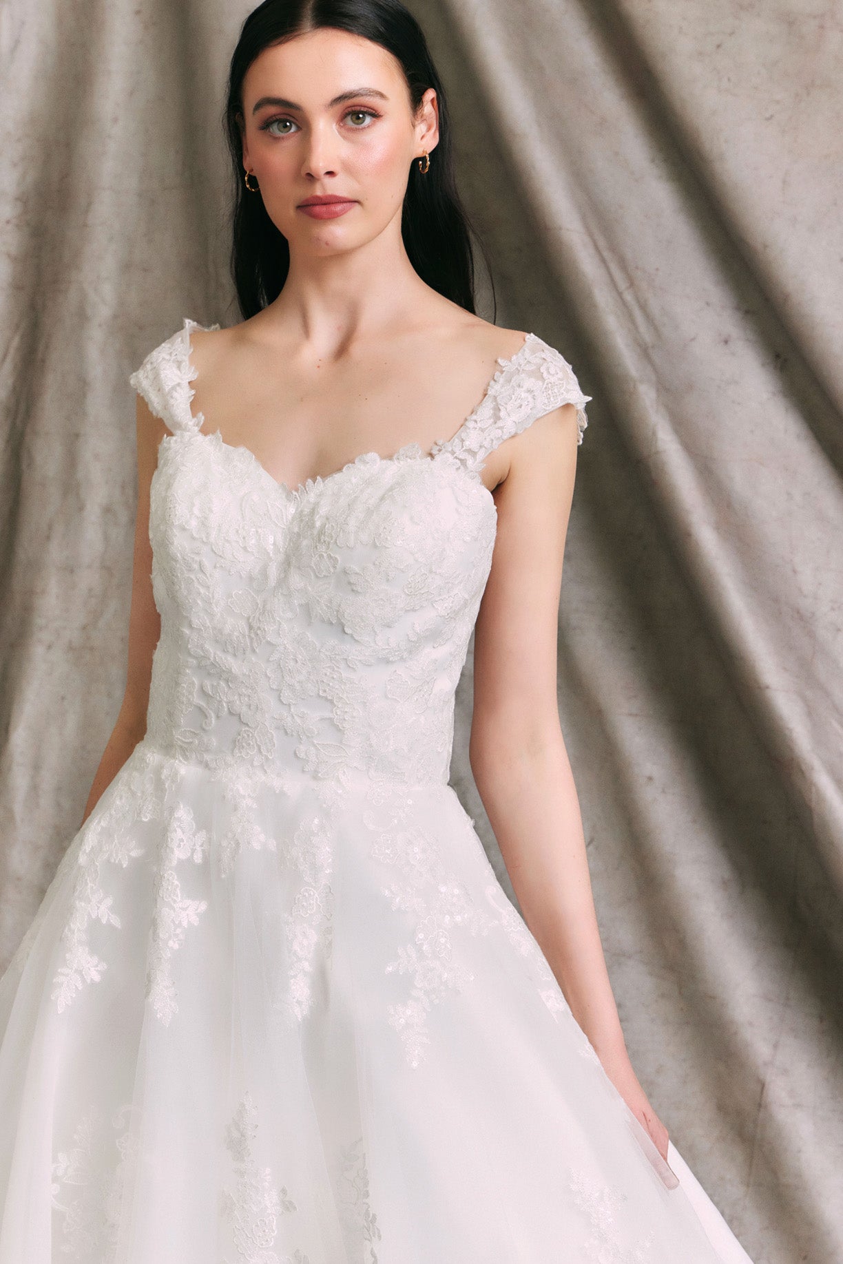 Vestido de Novia, Hombros Fuera y Escote en Corazón.