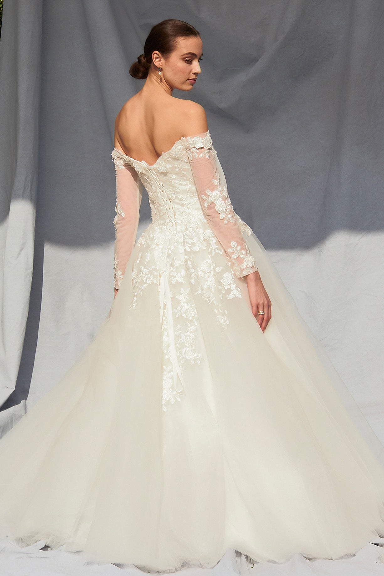 Vestido de Novia en Línea A con Hombros Descubiertos, Escote Corazón  y Mangas Largas.