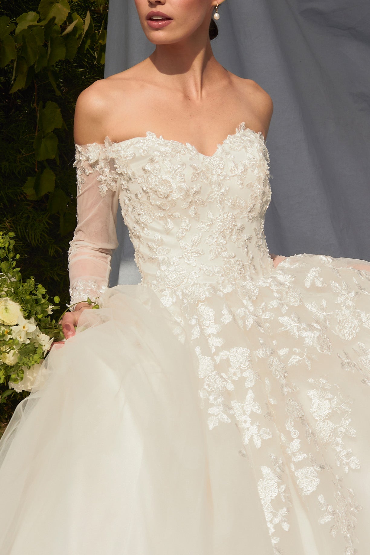 Vestido de Novia en Línea A con Hombros Descubiertos, Escote Corazón  y Mangas Largas.