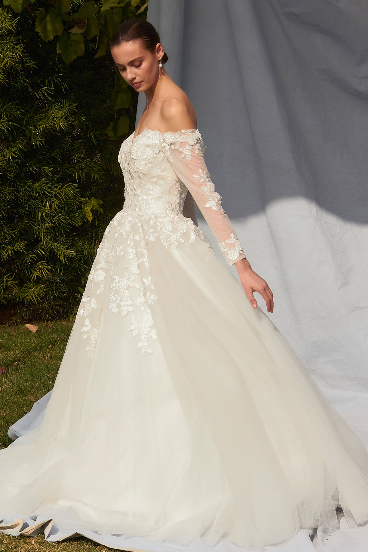 Vestido de Novia en Línea A con Hombros Descubiertos, Escote Corazón  y Mangas Largas.