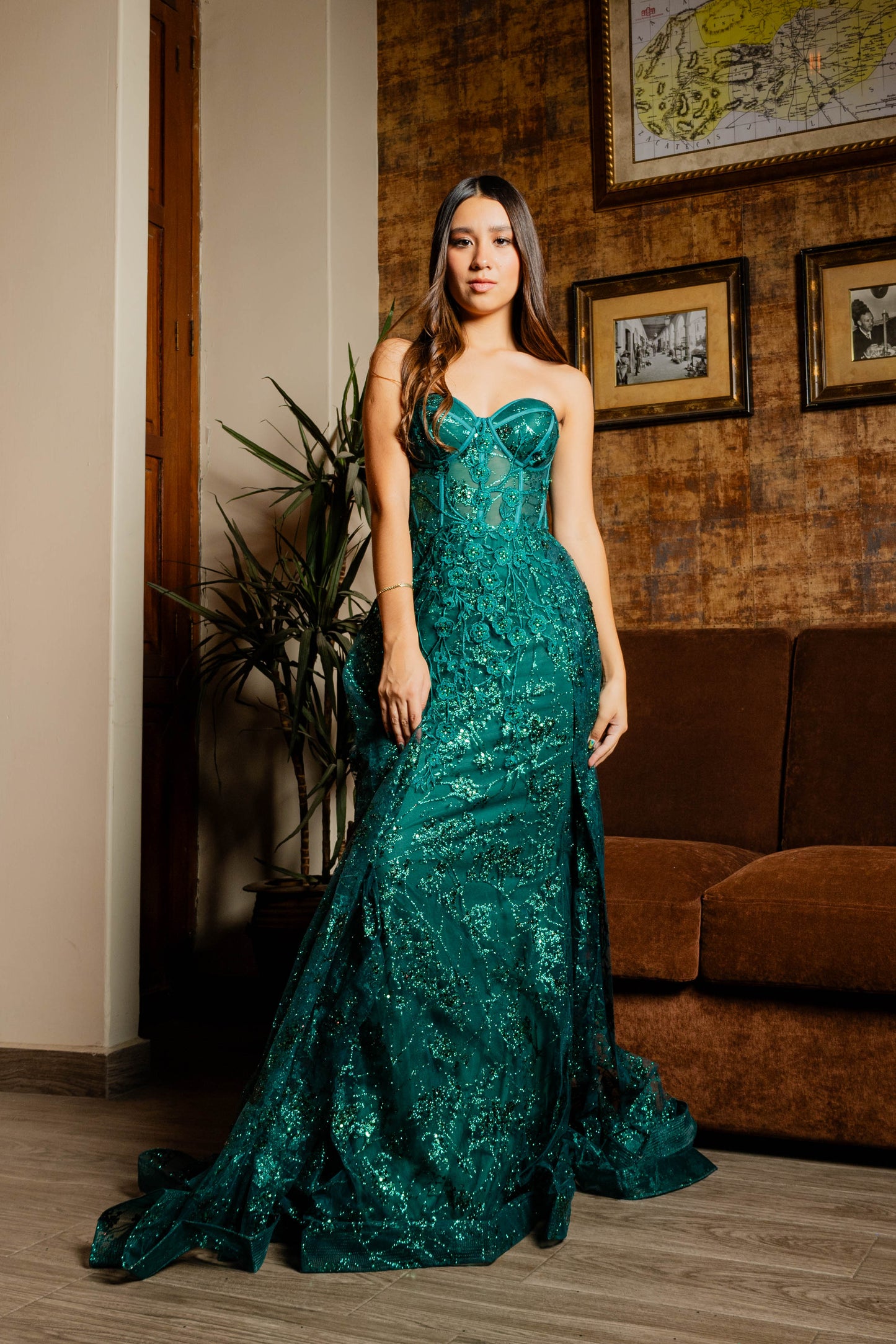 Vestido Ajustado de Encaje y Glitter con Escote en Corazón. Color Emerald