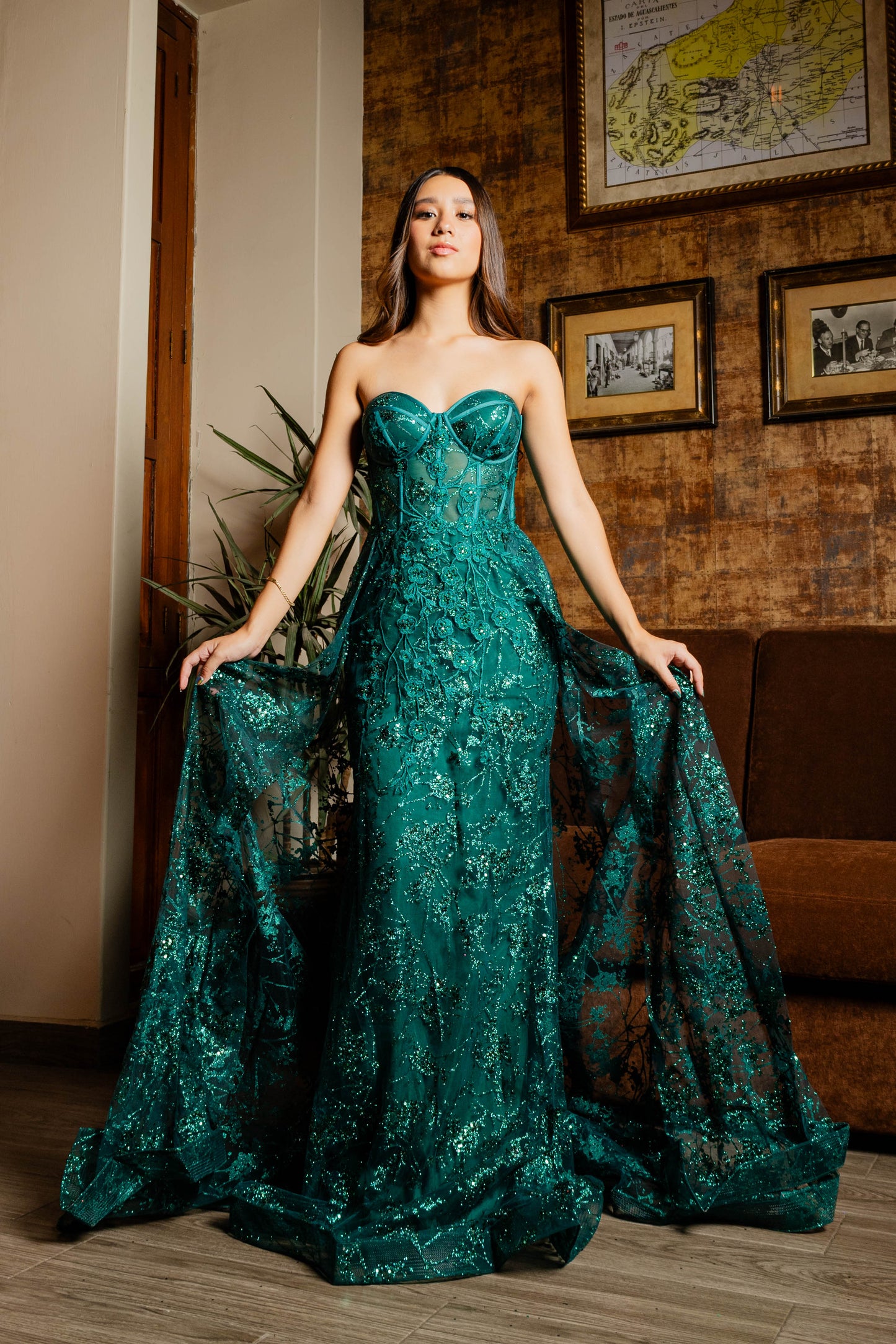 Vestido Ajustado de Encaje y Glitter con Escote en Corazón. Color Emerald